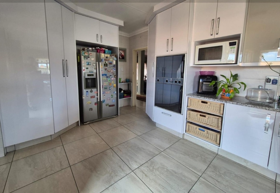 3 Bedroom Property for Sale in Linmeyer Gauteng