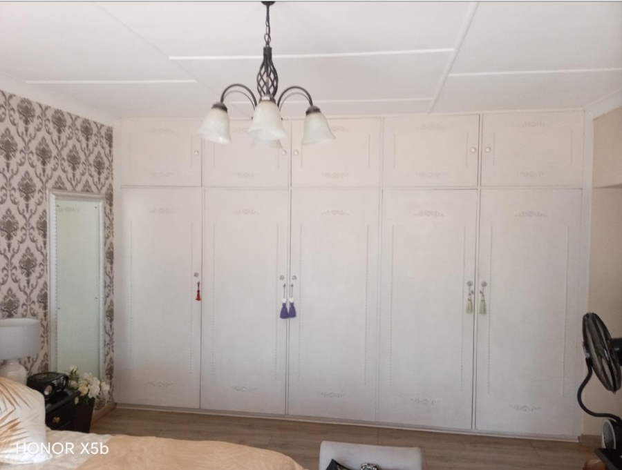 3 Bedroom Property for Sale in Linmeyer Gauteng