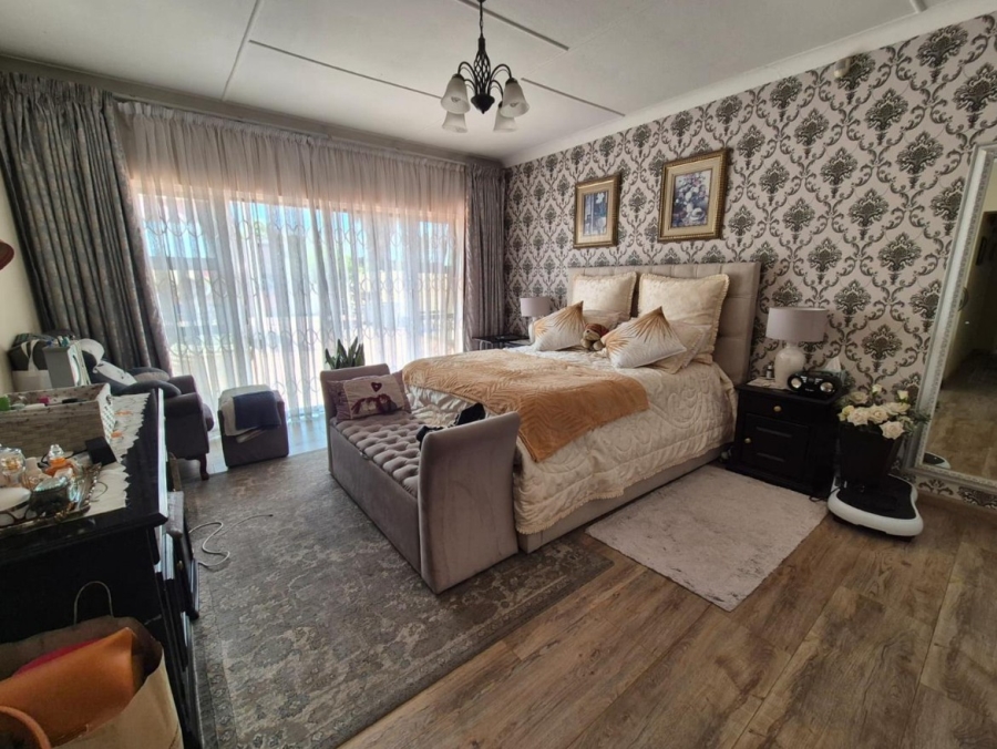 3 Bedroom Property for Sale in Linmeyer Gauteng