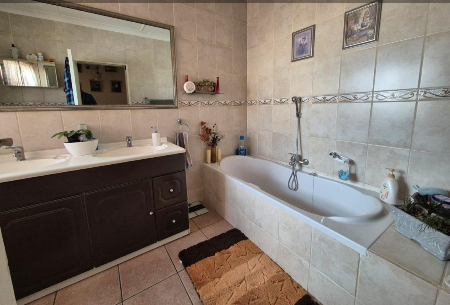 3 Bedroom Property for Sale in Linmeyer Gauteng
