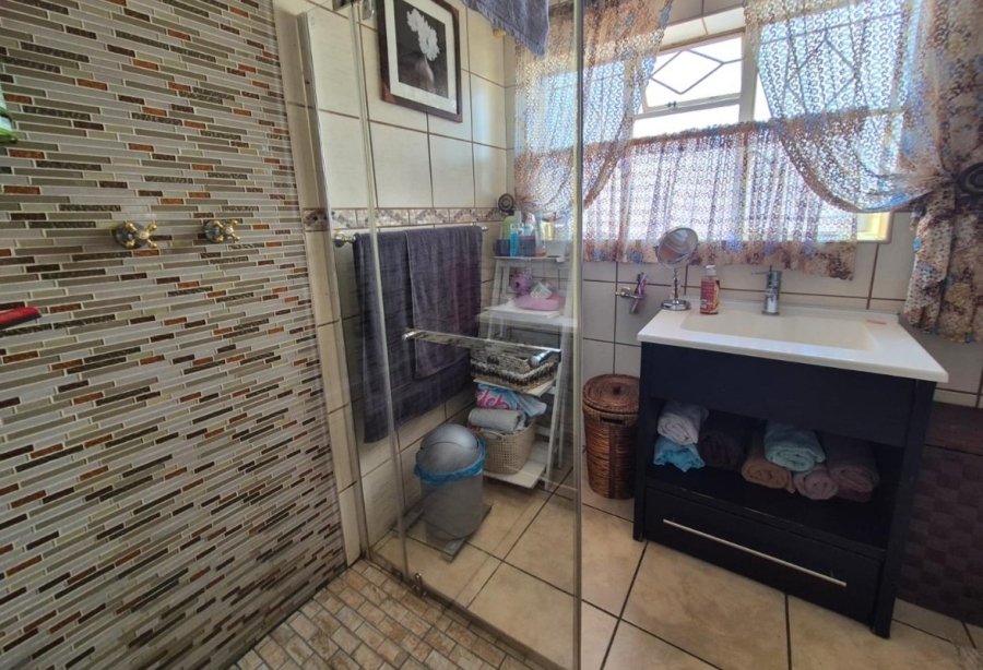 3 Bedroom Property for Sale in Linmeyer Gauteng