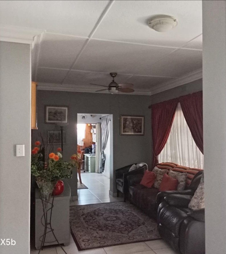 3 Bedroom Property for Sale in Linmeyer Gauteng