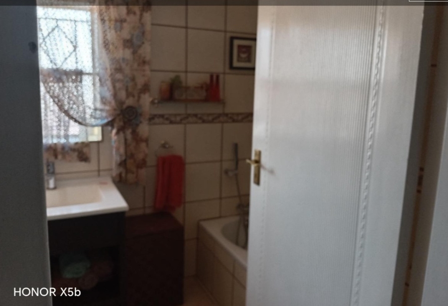 3 Bedroom Property for Sale in Linmeyer Gauteng