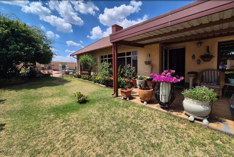 3 Bedroom Property for Sale in Linmeyer Gauteng