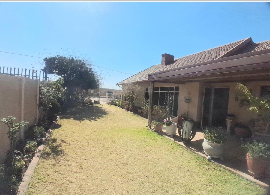 3 Bedroom Property for Sale in Linmeyer Gauteng