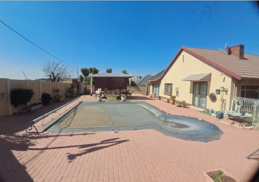 3 Bedroom Property for Sale in Linmeyer Gauteng