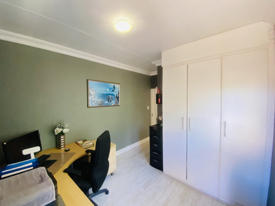 3 Bedroom Property for Sale in New Redruth Gauteng