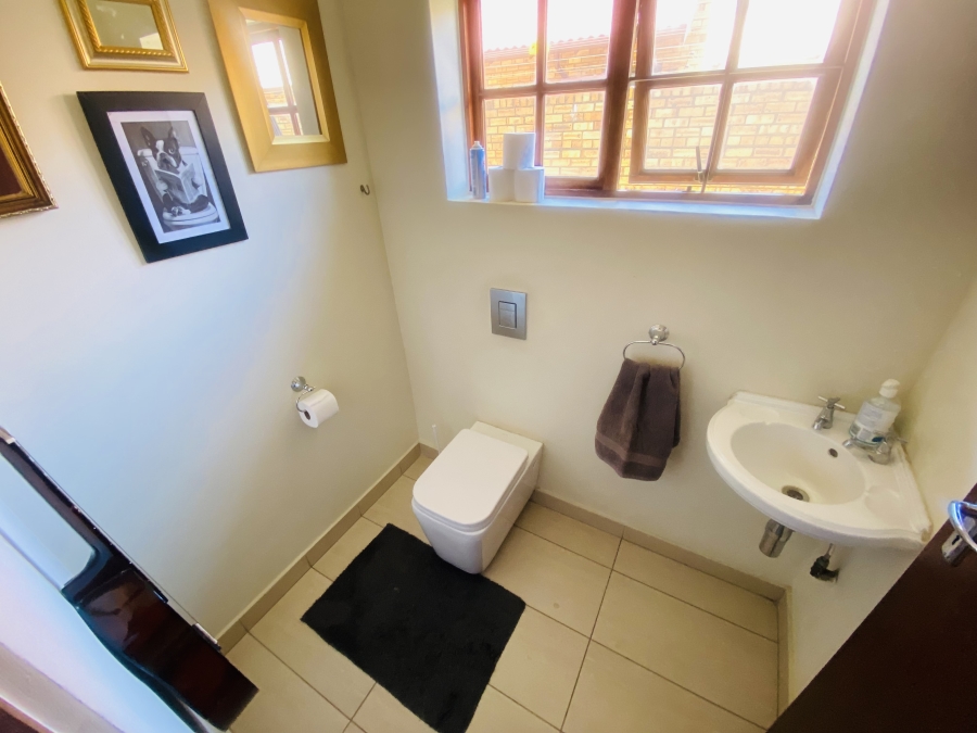 5 Bedroom Property for Sale in New Redruth Gauteng