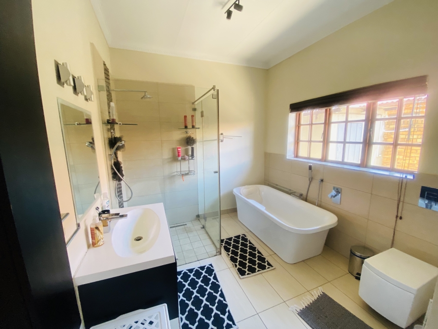 5 Bedroom Property for Sale in New Redruth Gauteng