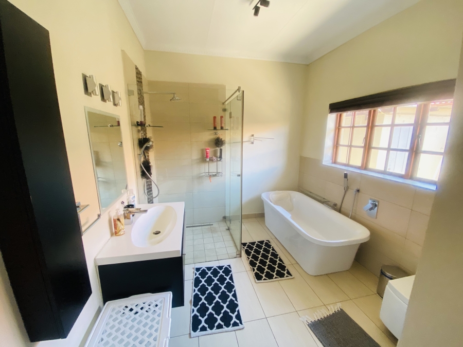 5 Bedroom Property for Sale in New Redruth Gauteng