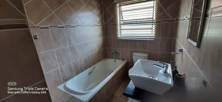 To Let 3 Bedroom Property for Rent in Meredale Gauteng