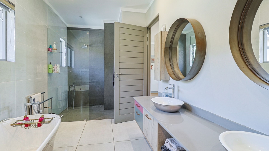 6 Bedroom Property for Sale in Waterkloof Estate Gauteng