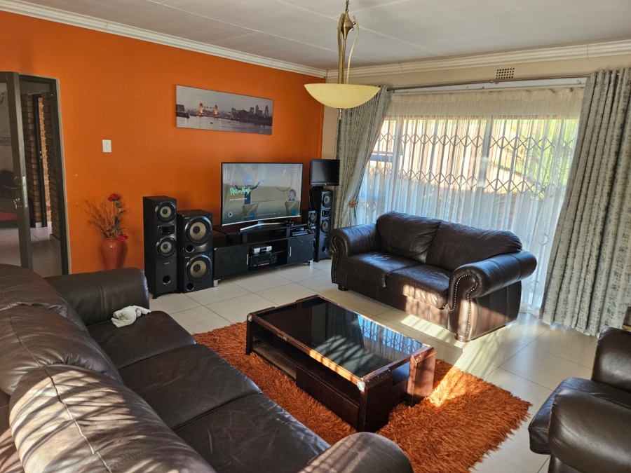 To Let 4 Bedroom Property for Rent in Vanderbijlpark SE 2 Gauteng