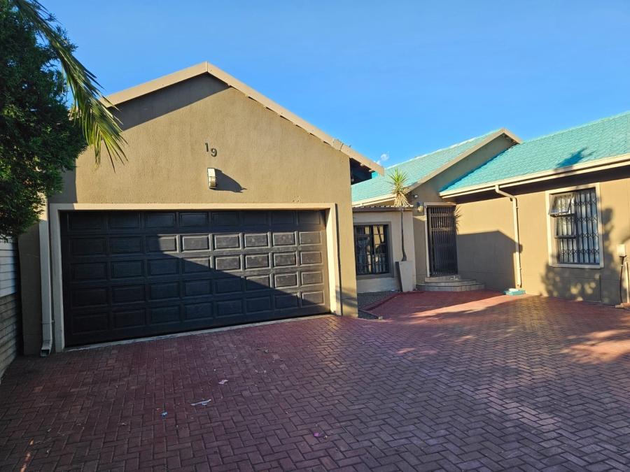 To Let 4 Bedroom Property for Rent in Vanderbijlpark SE 2 Gauteng