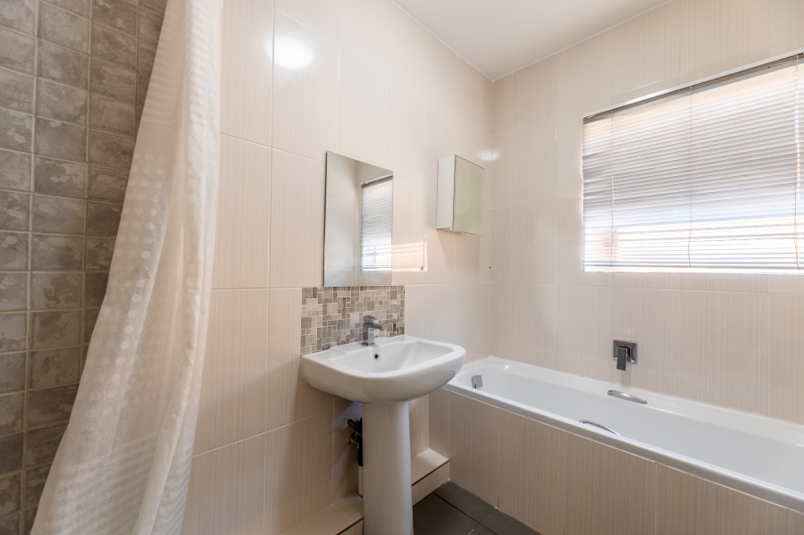 2 Bedroom Property for Sale in Buccleuch Gauteng