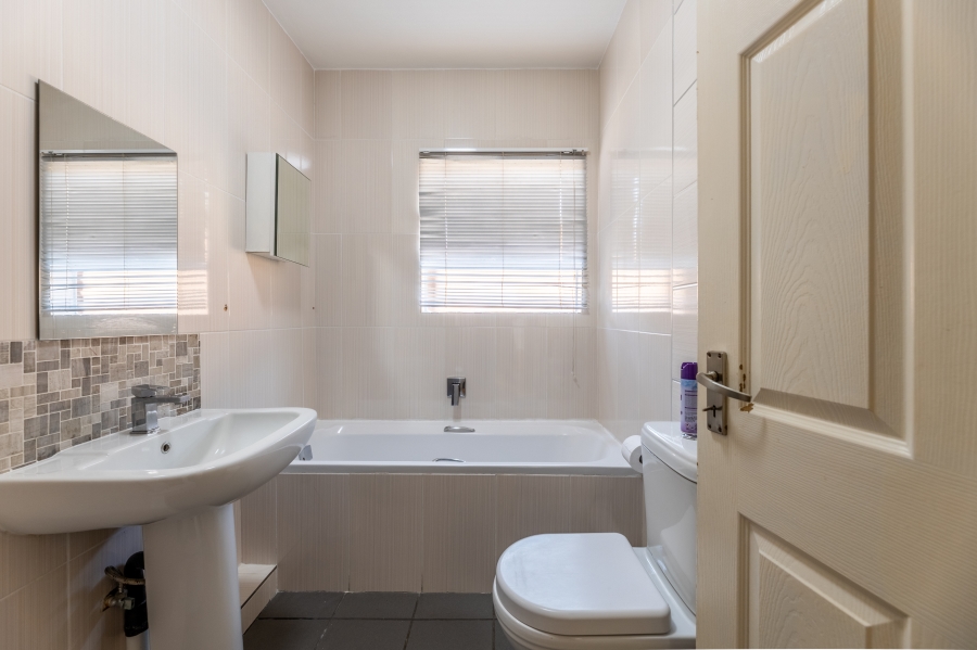 2 Bedroom Property for Sale in Buccleuch Gauteng