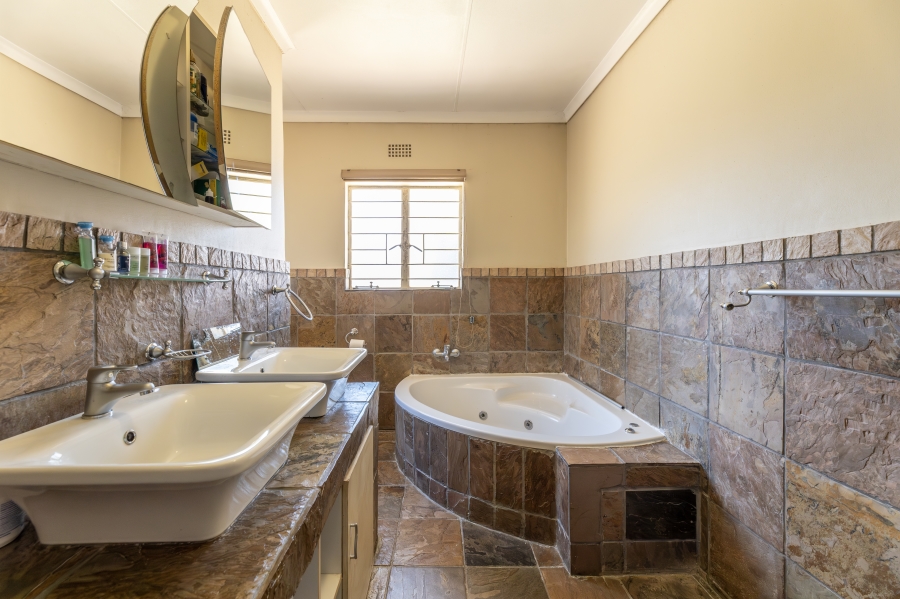 3 Bedroom Property for Sale in Buccleuch Gauteng