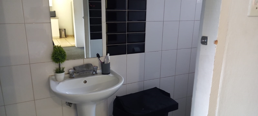 To Let 1 Bedroom Property for Rent in Blairgowrie Gauteng