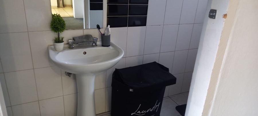 To Let 1 Bedroom Property for Rent in Blairgowrie Gauteng