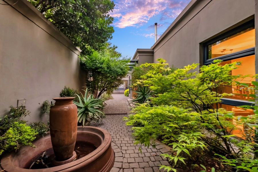 6 Bedroom Property for Sale in Linden Gauteng