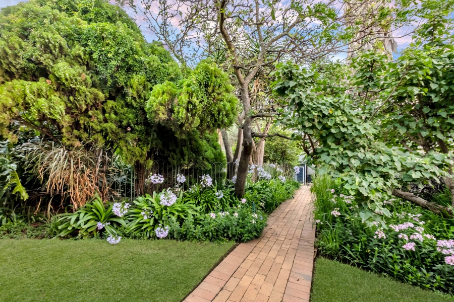 6 Bedroom Property for Sale in Linden Gauteng