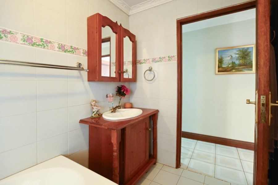 5 Bedroom Property for Sale in Ninapark Gauteng