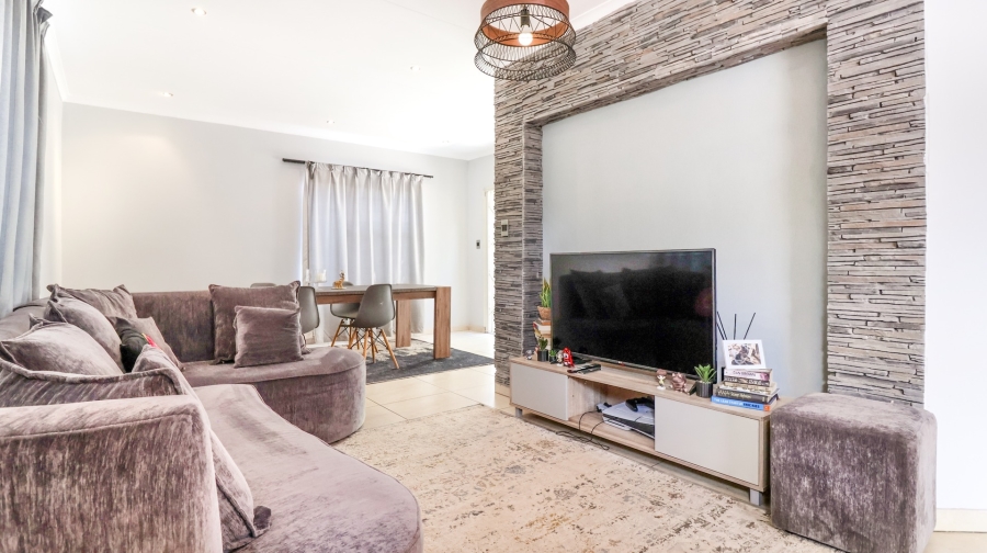 To Let 2 Bedroom Property for Rent in Douglasdale Gauteng