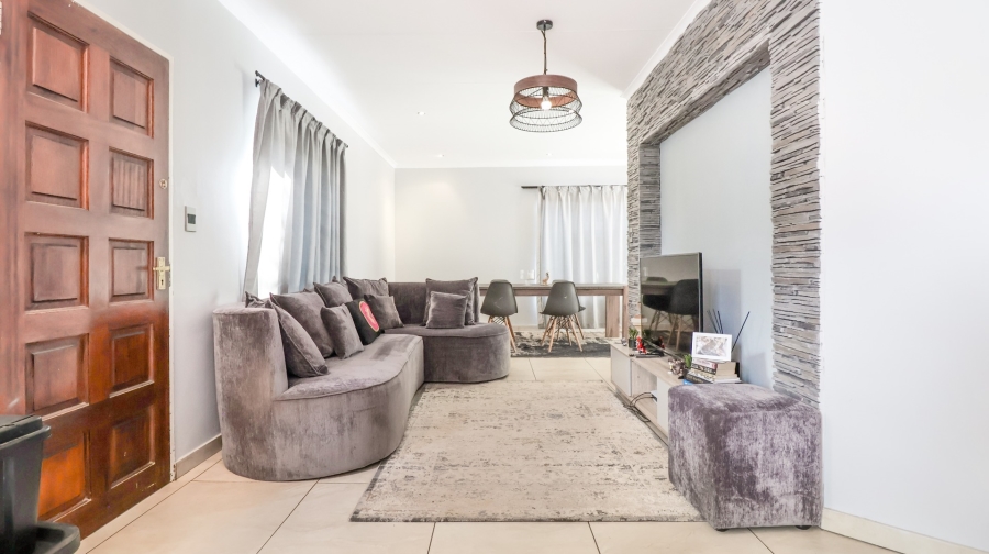 To Let 2 Bedroom Property for Rent in Douglasdale Gauteng