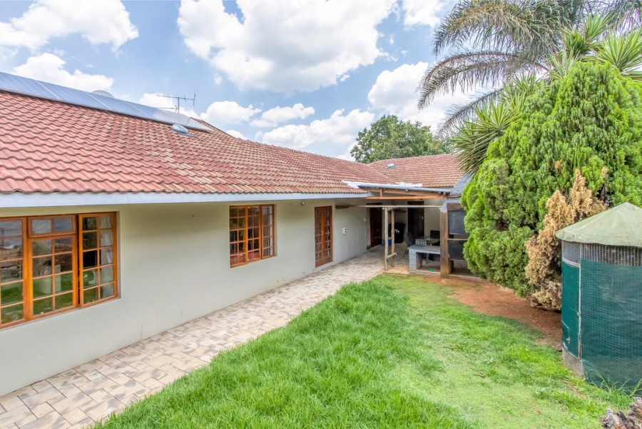 5 Bedroom Property for Sale in Linden Gauteng