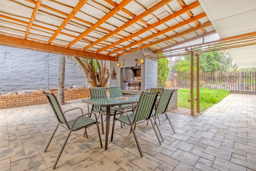 5 Bedroom Property for Sale in Linden Gauteng