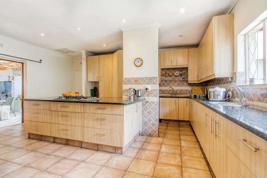 5 Bedroom Property for Sale in Linden Gauteng