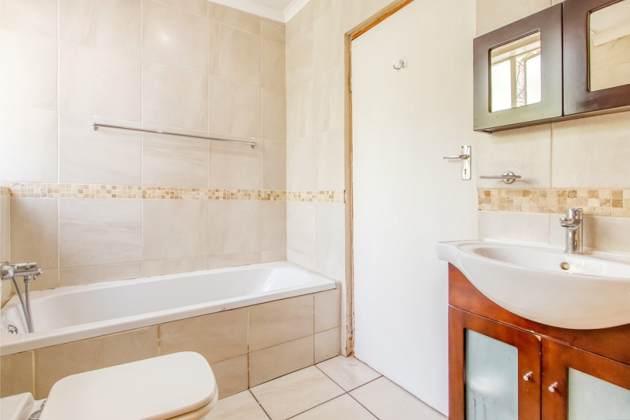 5 Bedroom Property for Sale in Linden Gauteng