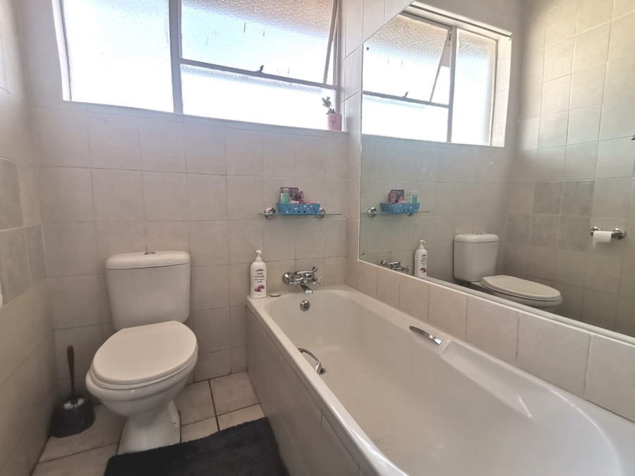 2 Bedroom Property for Sale in Brackenhurst Gauteng