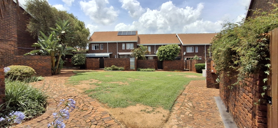 2 Bedroom Property for Sale in Garsfontein Gauteng