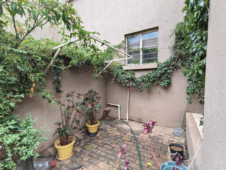 To Let 2 Bedroom Property for Rent in Fairland Gauteng