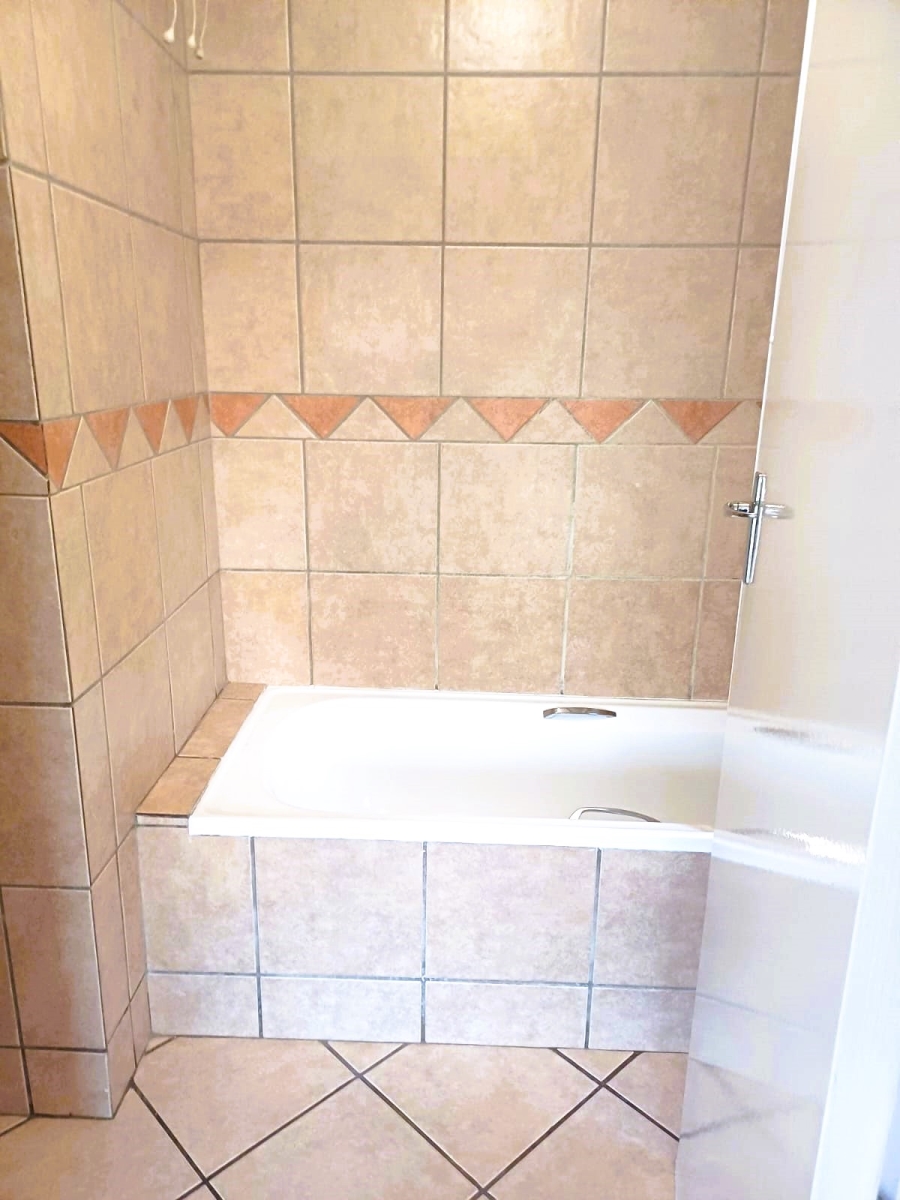2 Bedroom Property for Sale in Vorna Valley Gauteng