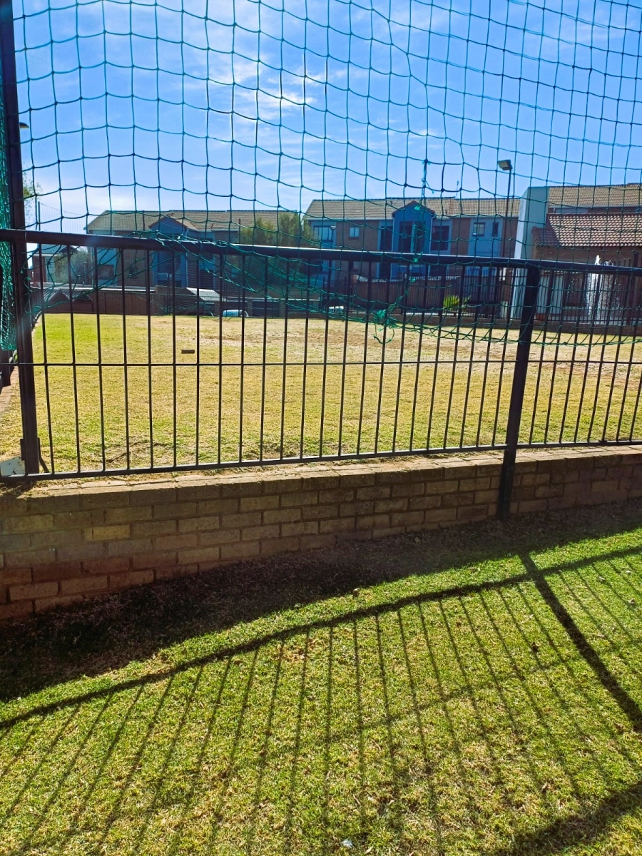 2 Bedroom Property for Sale in Vorna Valley Gauteng