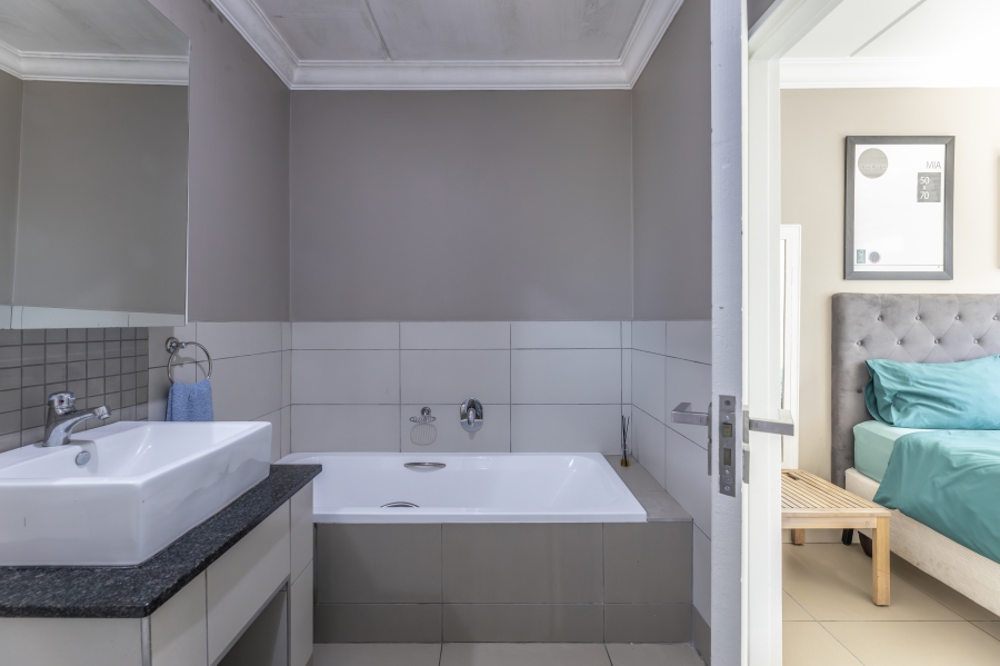 1 Bedroom Property for Sale in Broadacres Gauteng