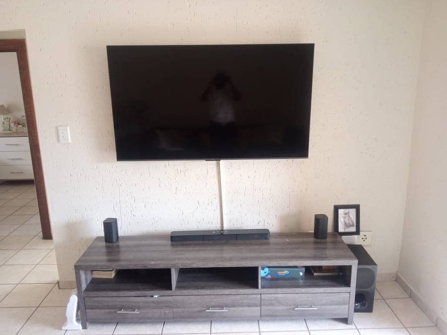 To Let 2 Bedroom Property for Rent in Ravenswood Gauteng