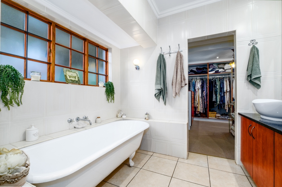 5 Bedroom Property for Sale in Fairland Gauteng