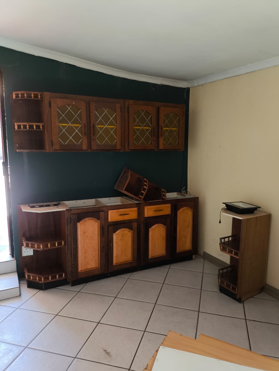 To Let 1 Bedroom Property for Rent in Linden Gauteng