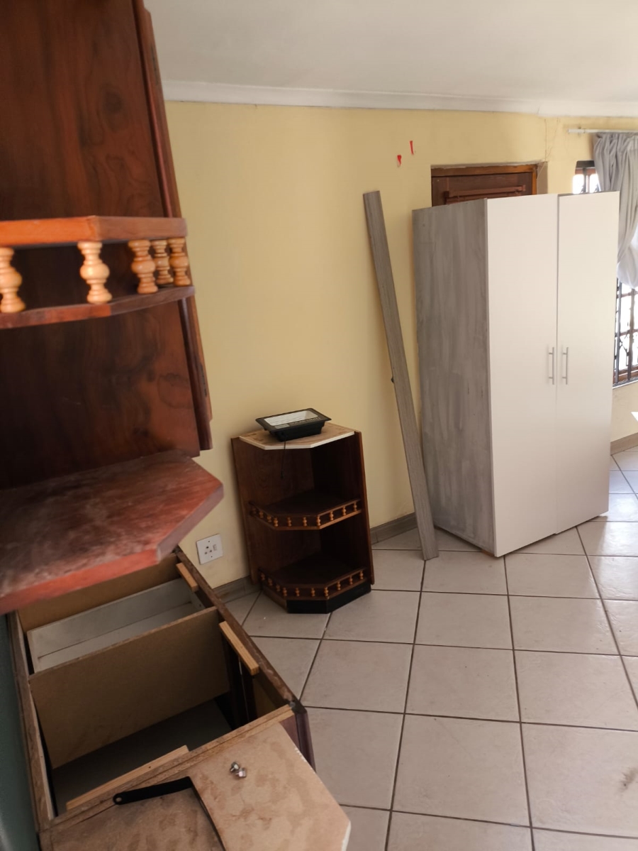 To Let 1 Bedroom Property for Rent in Linden Gauteng