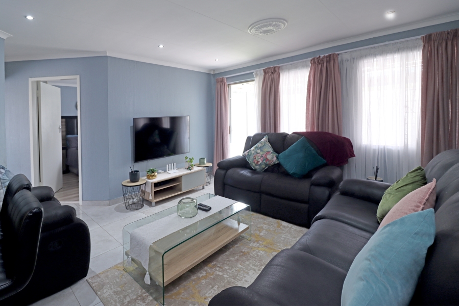 2 Bedroom Property for Sale in Sonneglans Gauteng