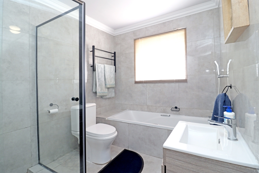 2 Bedroom Property for Sale in Sonneglans Gauteng