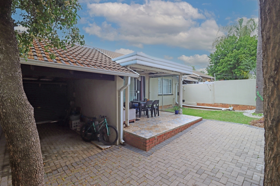 2 Bedroom Property for Sale in Sonneglans Gauteng