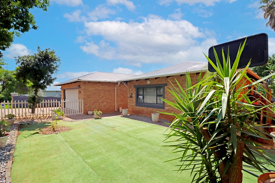 3 Bedroom Property for Sale in Lakeside Gauteng