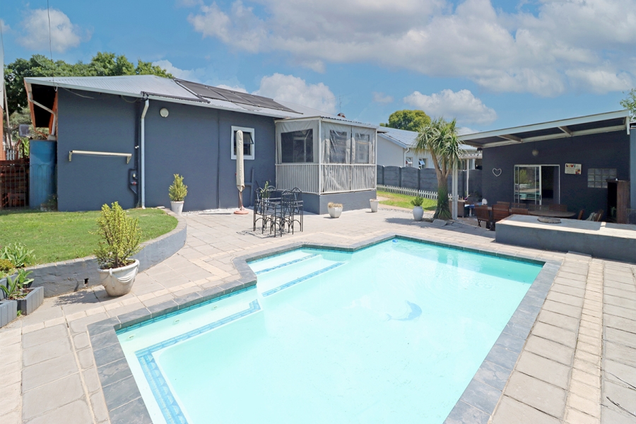 3 Bedroom Property for Sale in Lakeside Gauteng