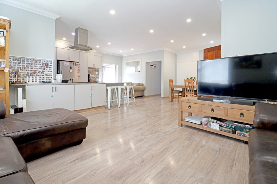 3 Bedroom Property for Sale in Lakeside Gauteng