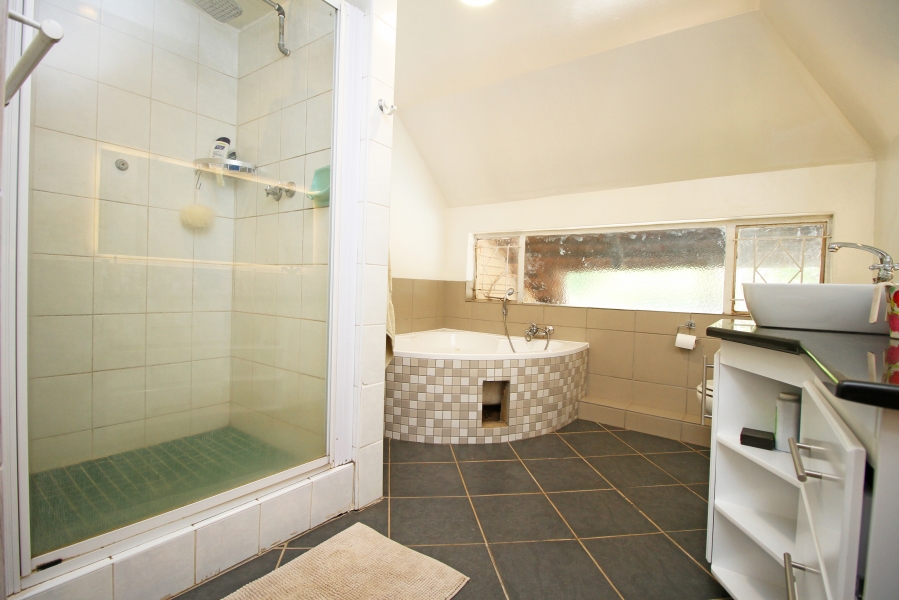 5 Bedroom Property for Sale in Waverley Gauteng