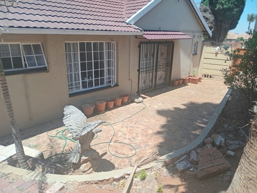 To Let 4 Bedroom Property for Rent in Van Riebeeck Park Gauteng